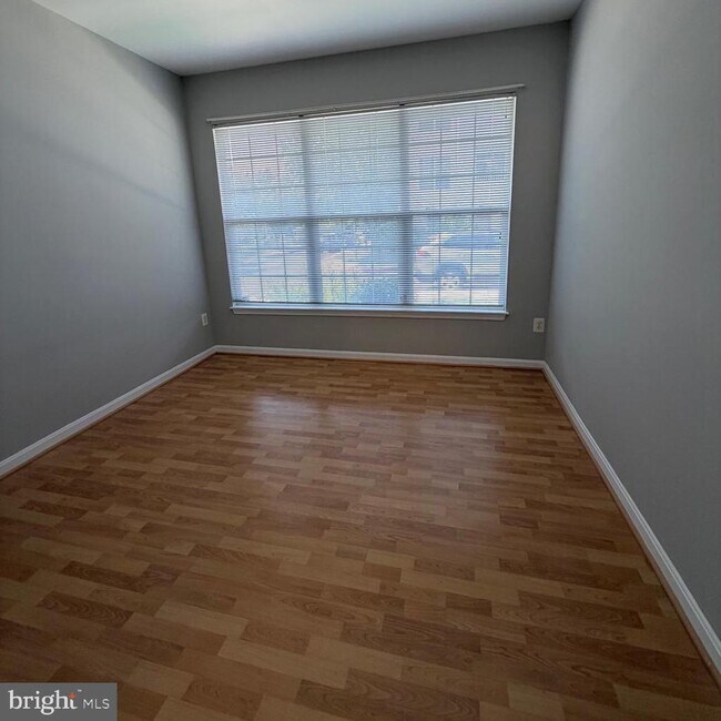 Building Photo - 10730 Symphony Way