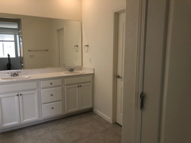 Building Photo - Gorgeous Four Bedroom Home 