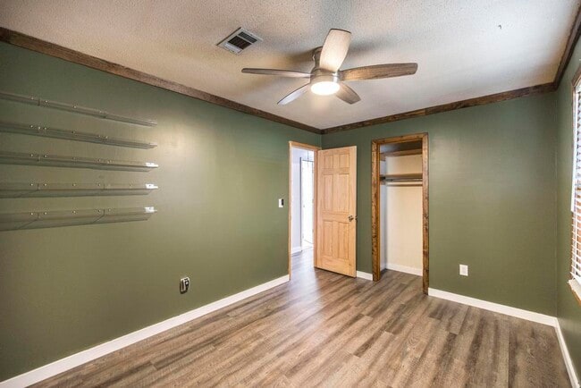 Building Photo - 609 Forest Lake Dr