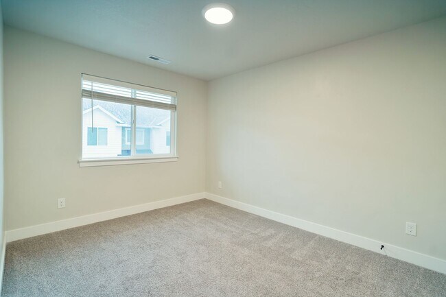 Building Photo - Pet Friendly Townhome in Willow Point – 3 ...