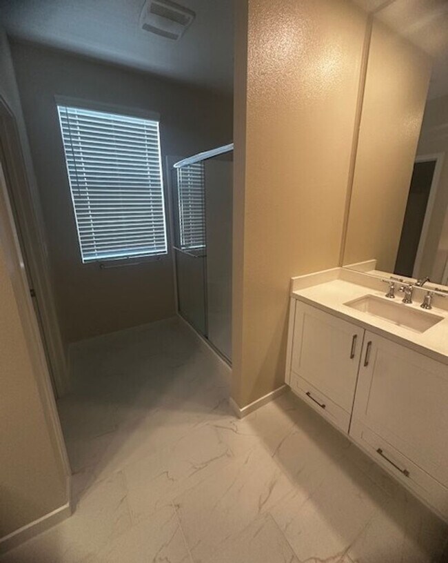 Building Photo - SPACIOUS 3 BEDROOM 3.5 BATH TRI-STORY TOWNHOME