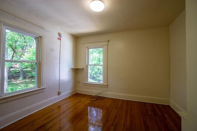 Building Photo - 960 Lancaster Ave