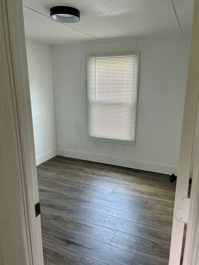 Building Photo - 2 Bed 1 Bath Mobile Home on large lot