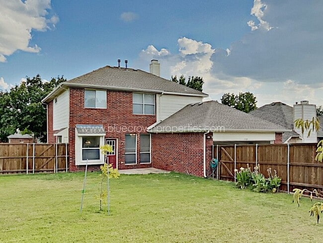 Building Photo - 1700 Cresthill Dr