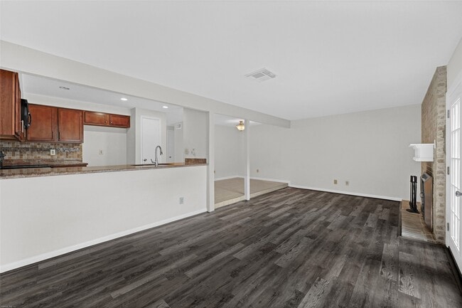 Building Photo - 11614 Village Pl Dr