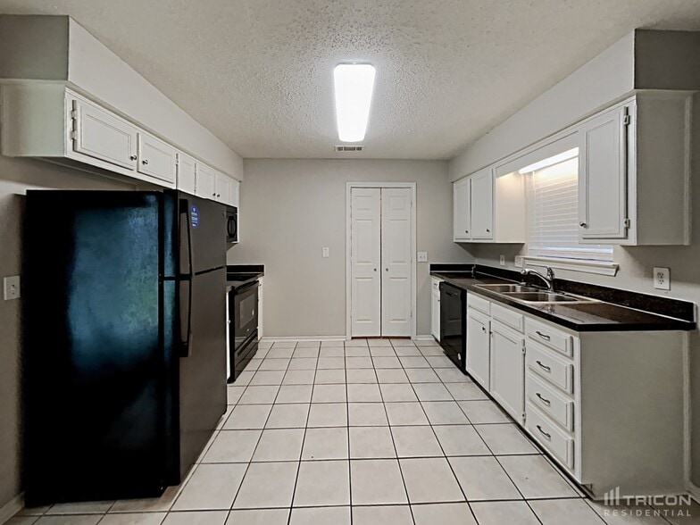 Building Photo - 8620 Santa Clara Dr