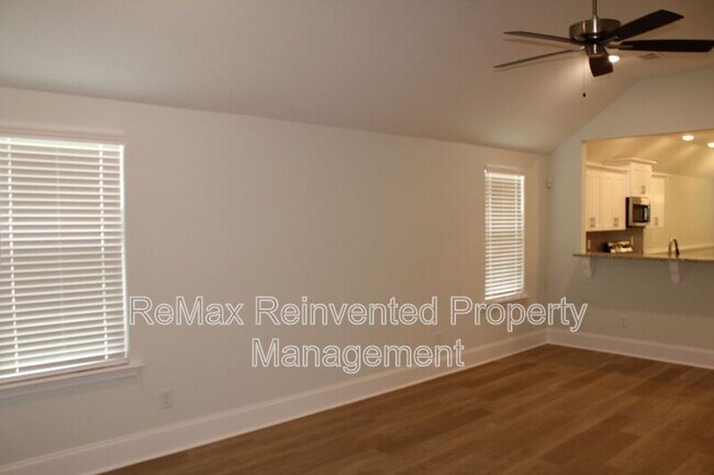 Building Photo - 921 Holbrook Dr