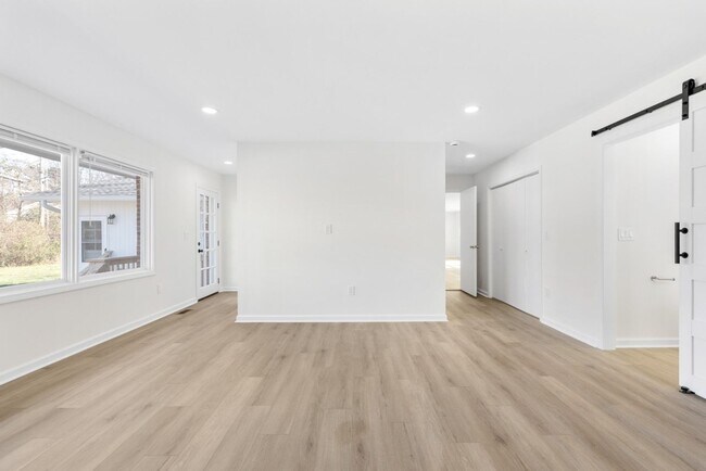 Building Photo - Renovated 4 Bed, 4 Bath Single Level Home, No HOA