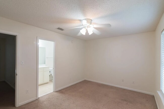 Building Photo - 3 Bed x 3 Bath with Garage!!!!