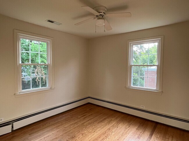 Building Photo - 2BD/1BA House Walking Distance to Downtown!