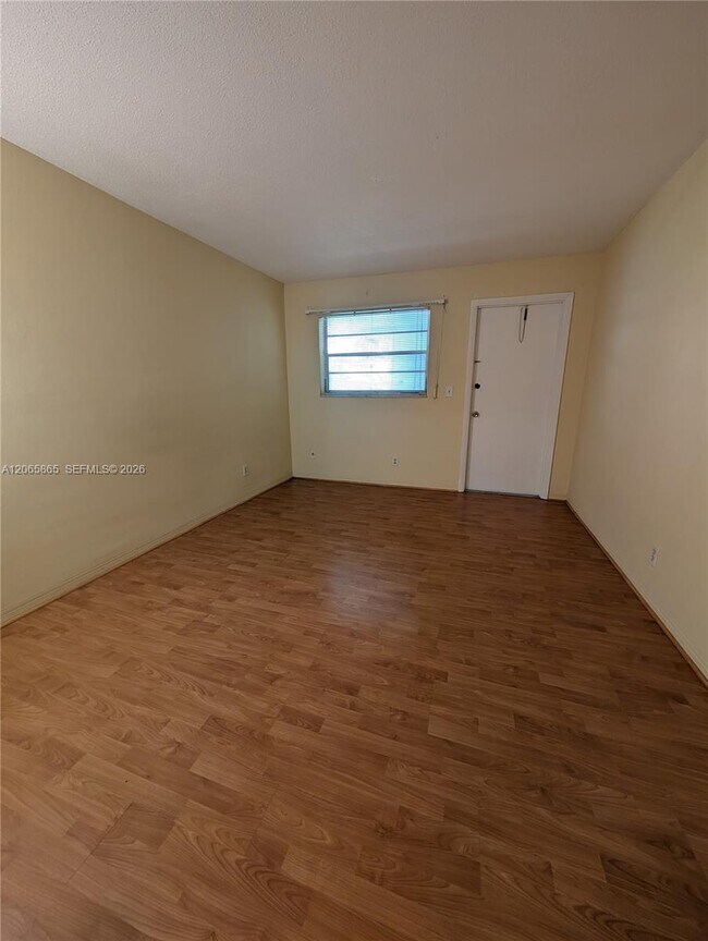 Building Photo - 900 Tallwood Ave