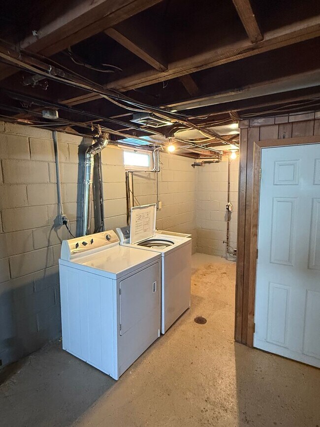 Building Photo - Move-In Ready 3 Bedroom, 2 Bathroom Home in Dearborn