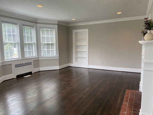 Building Photo - 2 Bedroom, 1 Bathroom House in Burlington!