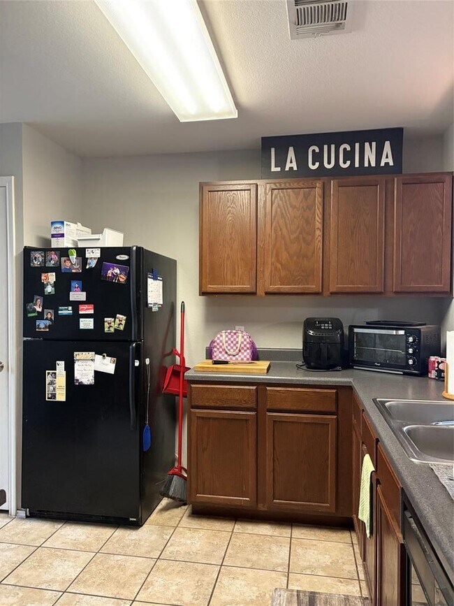 Building Photo - 1034 W South St