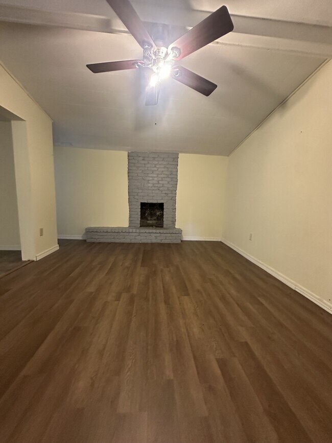 Building Photo - 140 Whispering Pines Loop