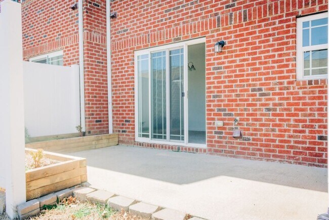 Building Photo - 3 BR/ 2.5 BA Townhome in Somerset Springs ...