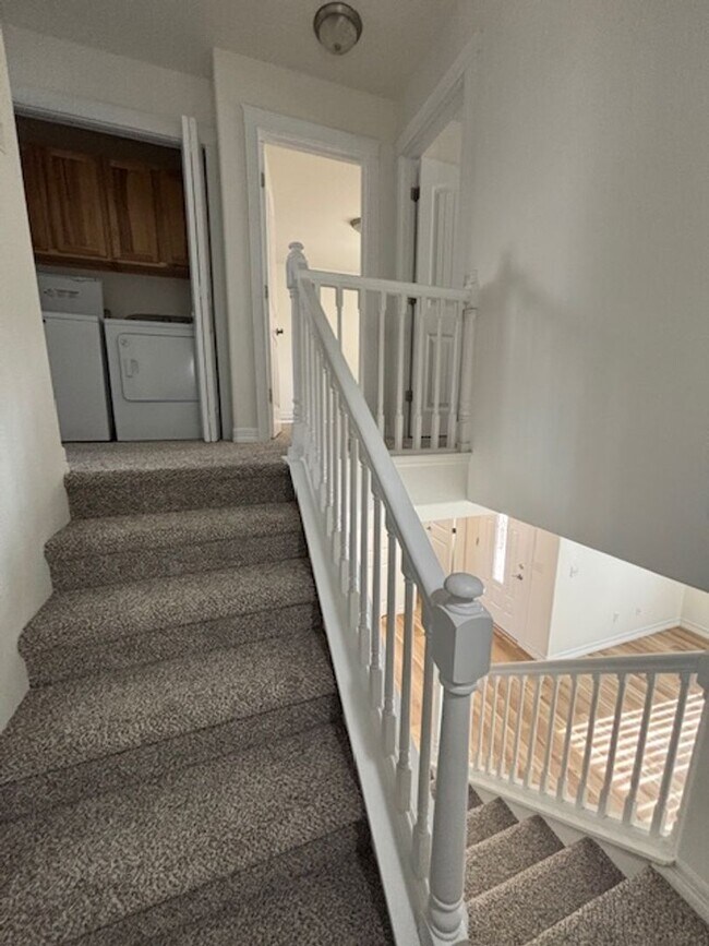 Building Photo - 4 Bedroom 3.5 Bath Townhouse Near Dell Range Blvd.