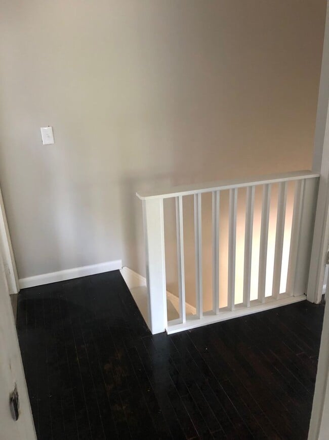 Building Photo - 3331 N Valleyview Dr
