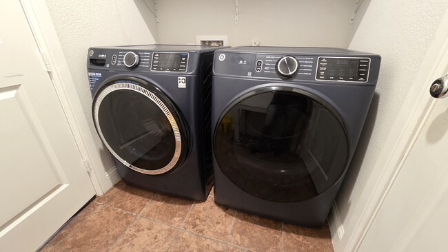 Building Photo - 1112 Maverick Dr