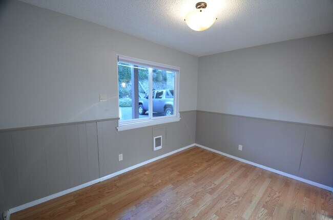 Building Photo - Unfurnished, 10 minutes from Downtown Breck!  In Unit Washer and Dryer!