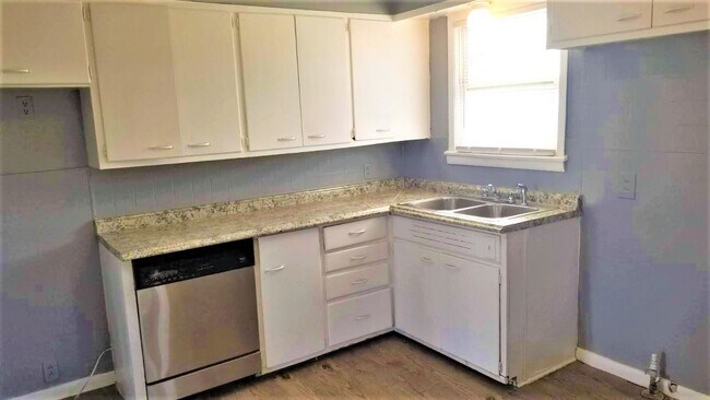 Building Photo - Handyman Special $0 First Month's Rent / “You fix, you SAVE BIG!!” Contact Mayshell for details: ...