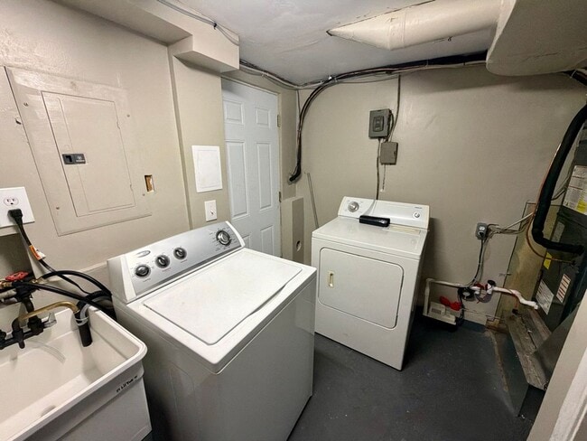 Building Photo - 18 Aquilla Ave