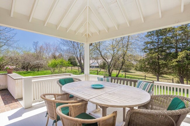 Building Photo - 27 Horseshoe Dr N