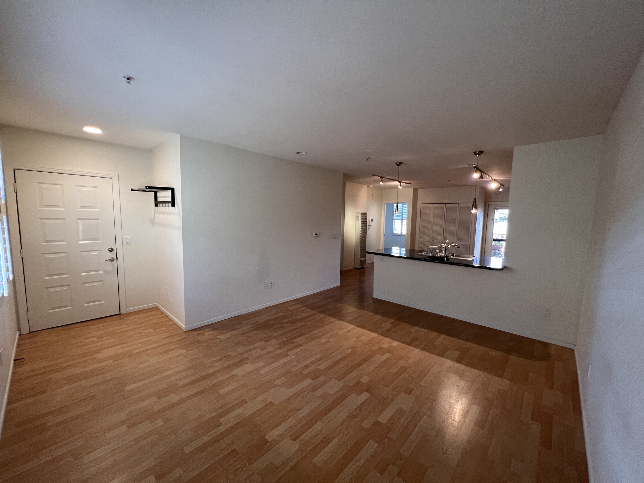 Building Photo - 285 N Ventura Ave