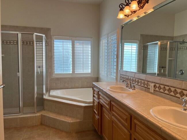 Building Photo - Gated Grand Island Home!