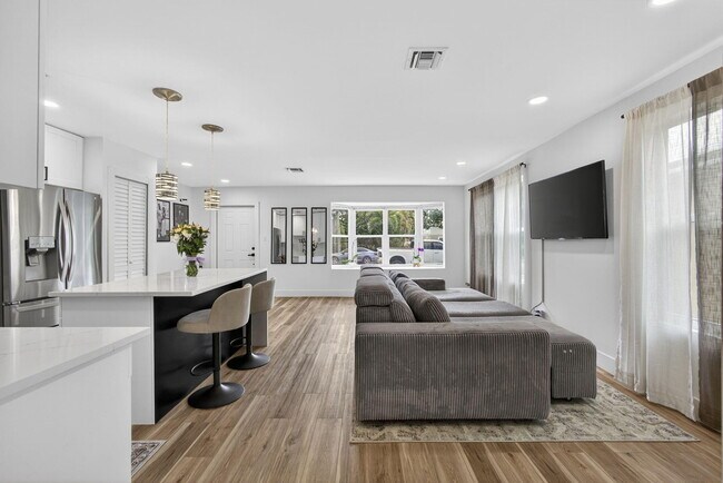 Building Photo - 701 37th St