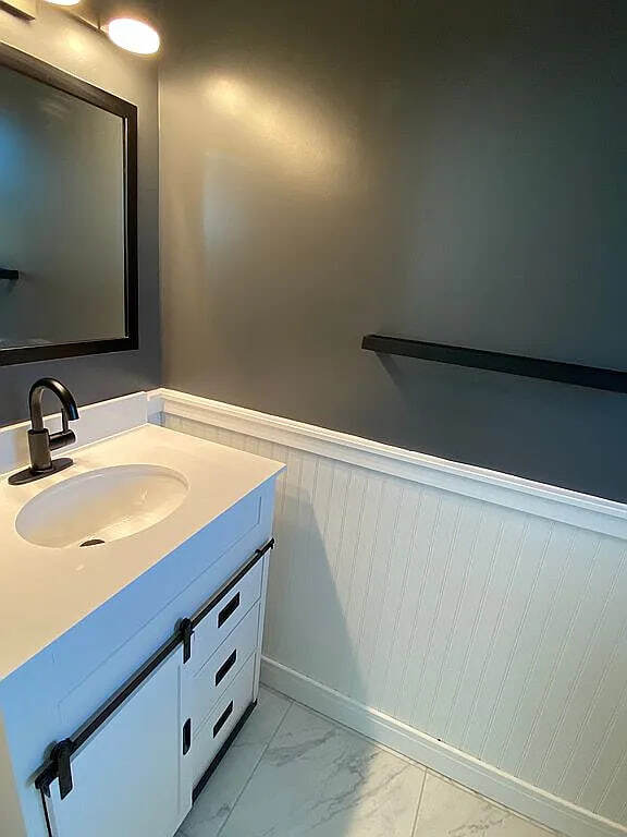 Building Photo - 1029 Commack Rd