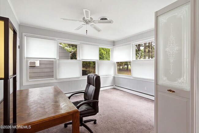 Building Photo - 943 Edgebrook Dr N
