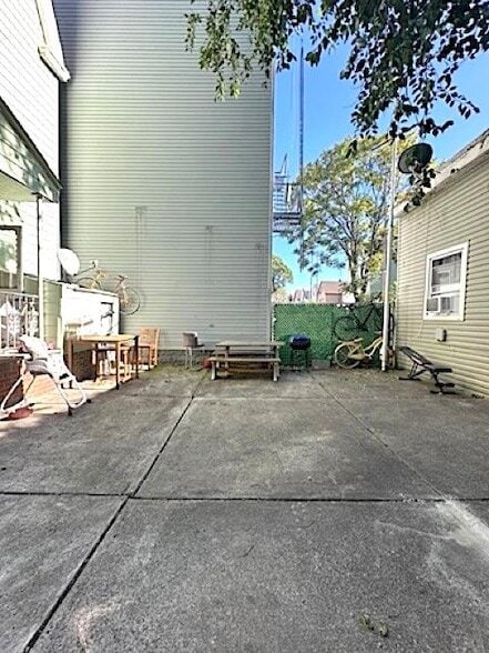 Building Photo - 98 Andrew St