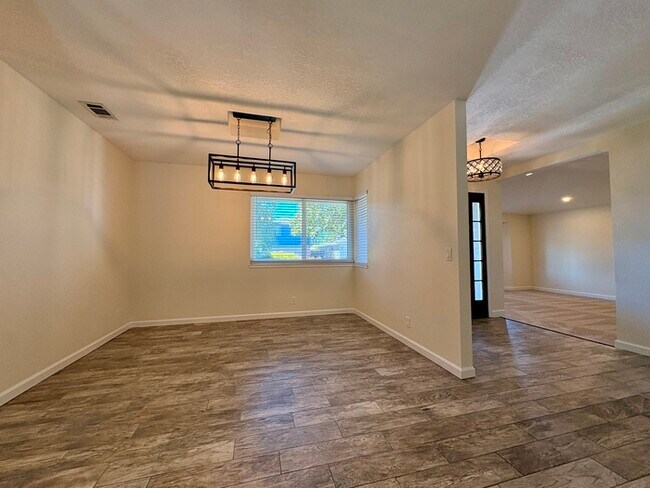 Building Photo - Beautiful 3 Bedroom, 2.5 Bathroom Fully Remodeled Home in Orangevale!