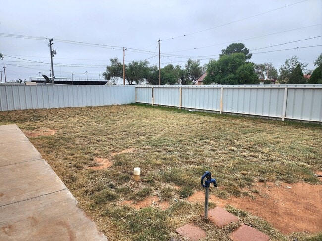 Building Photo - Inviting 3 bedroom 2 bath House with fenced yard