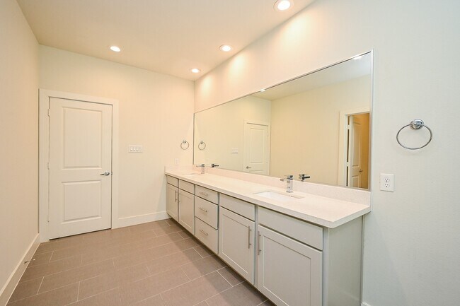 Building Photo - 1106 Fuschia Rd