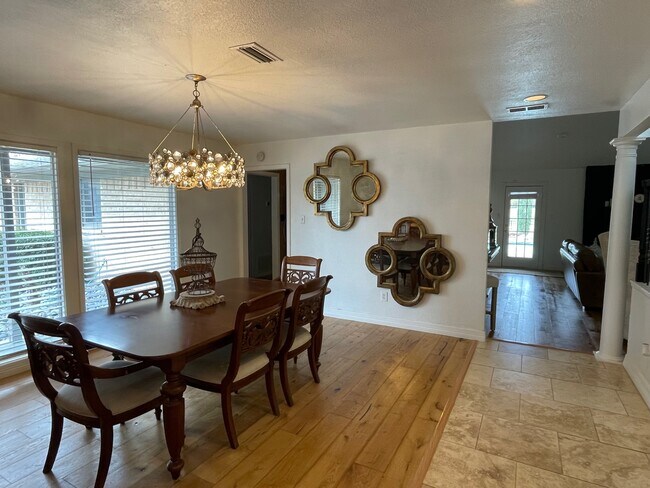 Building Photo - 10 Riviera Ct