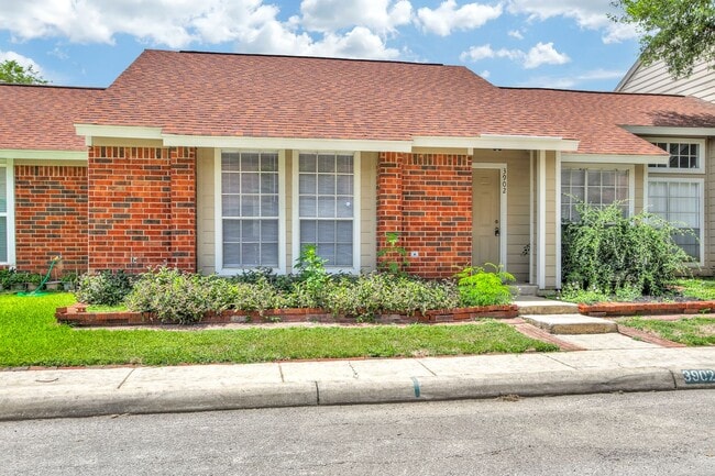 Building Photo - Move-In Ready Condo with Open Layout