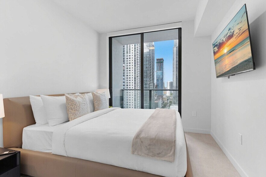 Building Photo - 501 NE 1st Ave