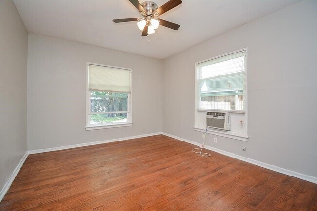 Building Photo - 2718 Wroxton Rd