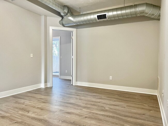 Building Photo - 933 E Front St