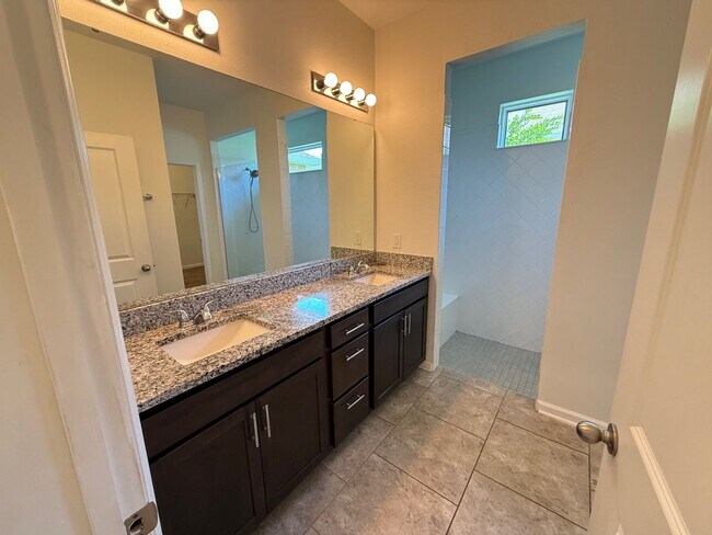 Building Photo - 4/3.5 Home in Gated Community