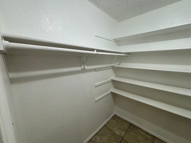 Building Photo - 2 bed 2 bath townhome