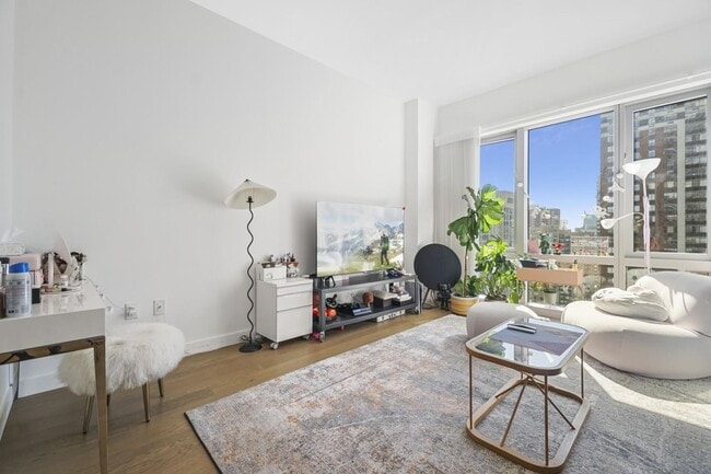 Building Photo - 75 Park Ln S