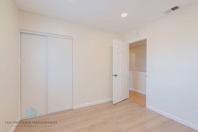 Building Photo - 4 Bed 3 Bath Single Family House with Large Backyard in Moreno Valley