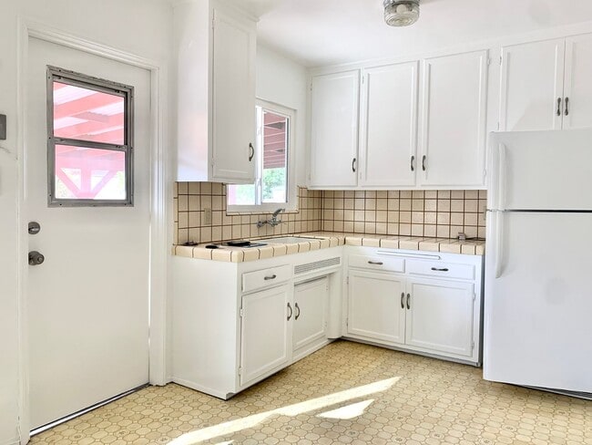 Building Photo - Darling 2 bedroom, 1 bath house in great l...