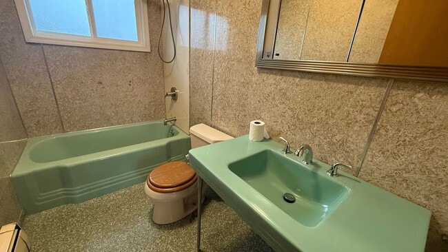 Building Photo - Spunky 3 Bedroom House in Westchester Lagoon! Available NOW!