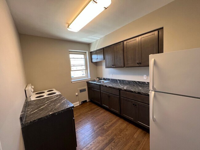 Building Photo - Modernized 1 br, heat included