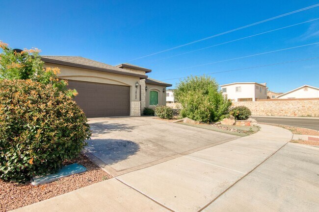 Building Photo - Furnished Eastside Beautiful 3 bed/2 baths...