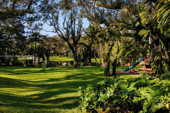 Building Photo - 10100 Lakeside Dr